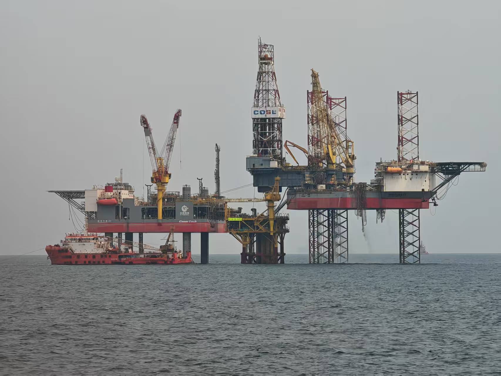 涠洲10-3油田西区自安装生产处理平台完成海上精就位及插桩升船